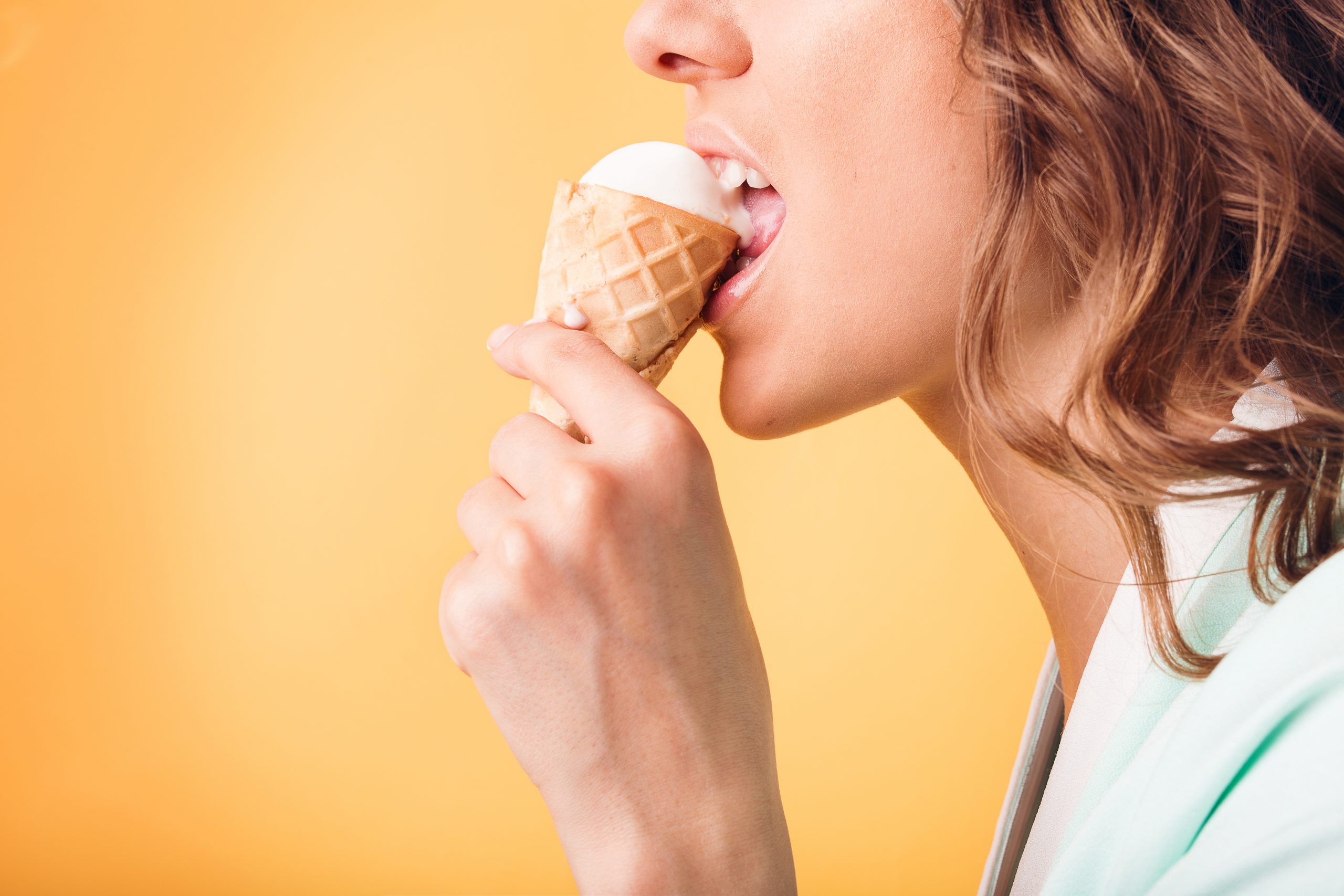 Девушка ест мороженое